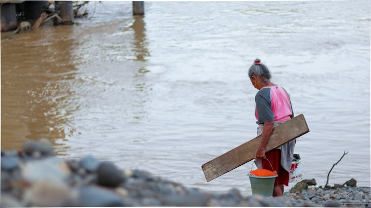 Pasca-bencana, perempuan memikul beban ganda, termasuk sulitnya mengakses sanitasi.